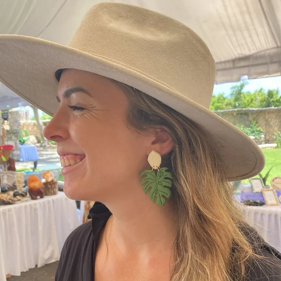 Génesis, fundadora de Meycho, con aretes en forma de hoja de monstera