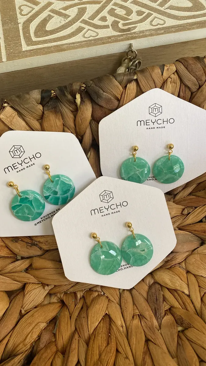 Aretes Barahona: círculos turquesa con vetas, en su tarjeta
