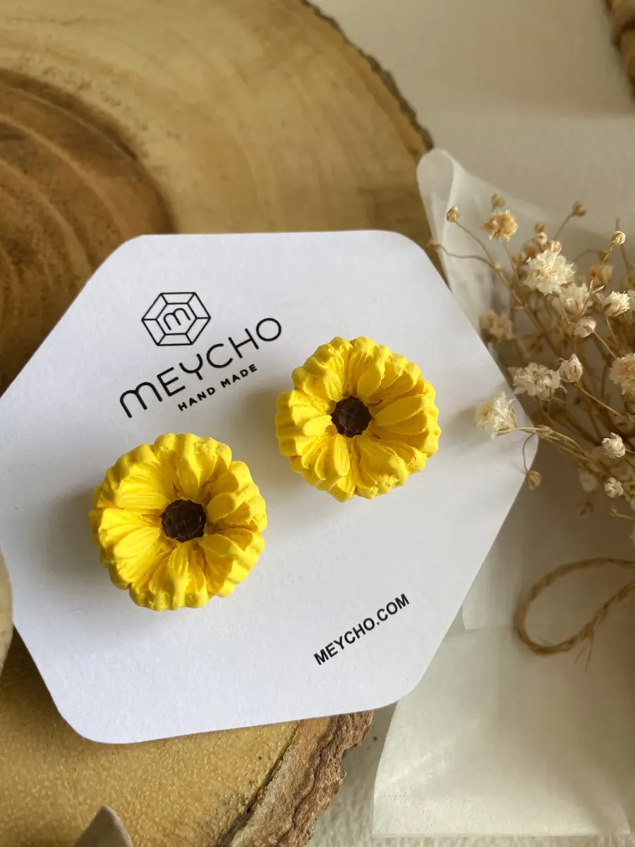 Aretes Floricienta: flores amarillas pequeñas, en su tarjeta