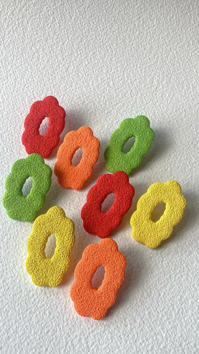 Aretes Las Casitas: flores amarillas, verdes, rojas y naranjas