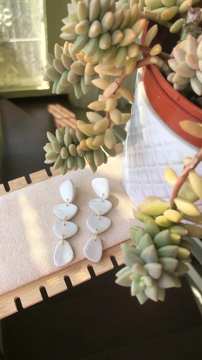 Aretes Lorena: piezas blancas con efecto perla