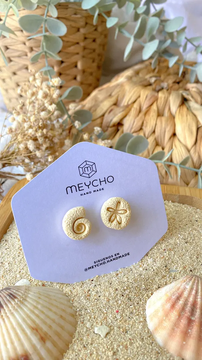 Aretes Miches: caracol y concha pequeños, en su tarjeta