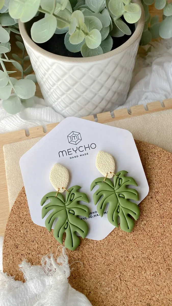 Aretes Monstera: hoja verde de arcilla bajo una pieza color arena