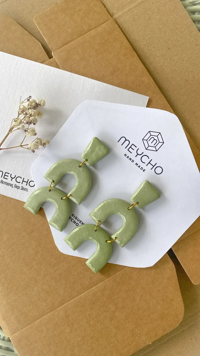 Aretes Olivia: arcos verde oliva, en su tarjeta
