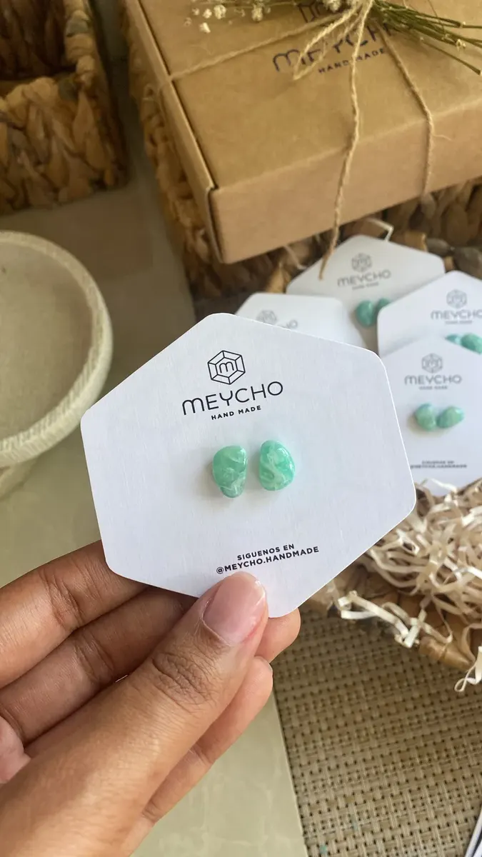 Aretes Peppa: botones verde menta, en su tarjeta