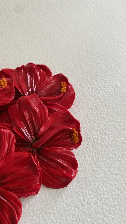 Flores de cayena rojas hechas en arcilla